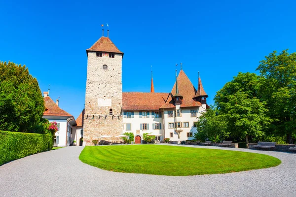 スイスのベルン州のSpiez町にあるThun湖の近くにあるSpiez Castle Schloss Spiez Schlosskche Church — ストック写真