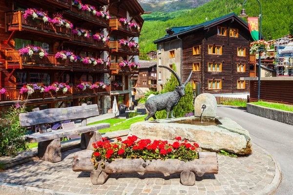 Fontaine Ibex Maisons Traditionnelles Locales Dans Centre Ville Zermatt Dans — Photo