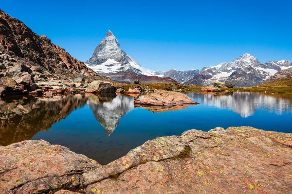 スイスとイタリアの間に位置するアルプスのリフェルゼー湖とマッターホルン山 — ストック写真