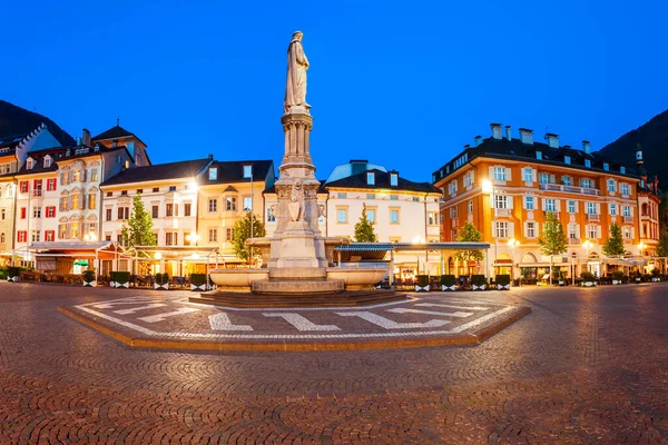沃尔瑟广场 Waltherplatz或Piazza Walther Von Der Vogelweide 是意大利南蒂罗尔博尔扎诺市的主要广场 — 图库照片