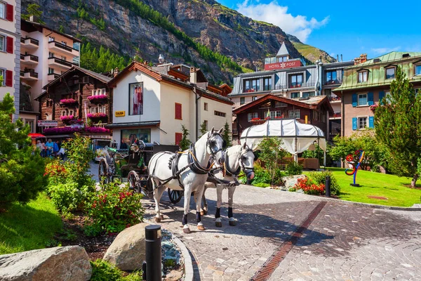 Zermatt Suisse Juillet 2019 Autocar Cheval Maisons Traditionnelles Locales Centre — Photo