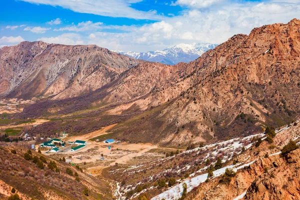 中央アジアのウズベキスタンのタスケント市近くの天山またはテングリ タグ山脈のチンガンスキーリゾートタウン — ストック写真