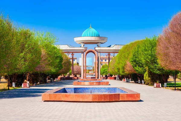 Jalal Din Mingburnu Khwarazmshah Jaloliddin Manguberdi 기념비와 우즈베키스탄우르겐치 — 스톡 사진