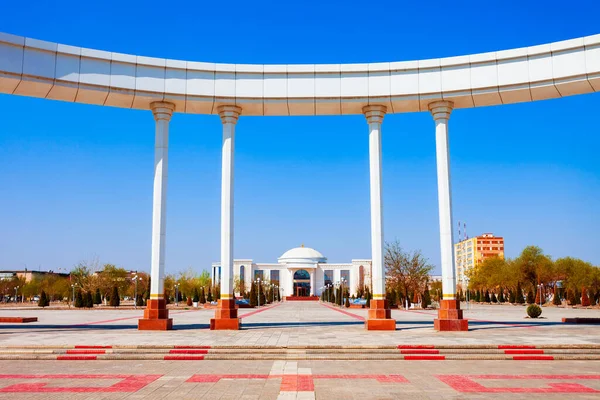 Bogen Unabhängigkeitsplatz Oder Mustaqillik Maydoni Der Stadt Nukus Der Region — Stockfoto