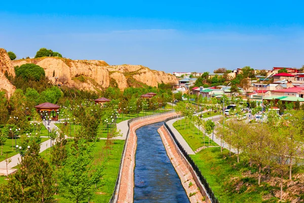 ウズベキスタンのサマルカンド市の聖ダニエル霊廟近くのシヨブ川またはシアブ川 — ストック写真
