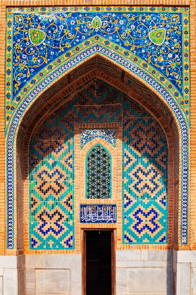 ウズベキスタンのサマルカンド市にあるレグスタン マドラサのセラミックタイルのモザイク模様のデザイン背景 — ストック写真