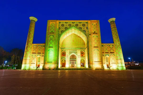 レグスタン ウルフ マドラサ Registan Ulgh Beg Madrasah ウズベキスタンの古代都市 — ストック写真