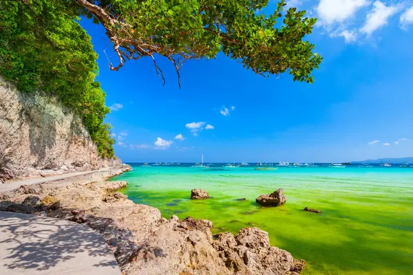 フィリピンのボラカイ島にターコイズブルーの水を持つロッキービーチ — ストック写真