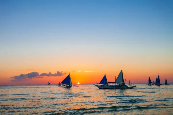 Traditionell Filipino Båt Vid Den Idylliska Vita Sandstranden Boracay Philiphines — Stockfoto