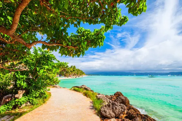 Πεζόδρομος Στη Βραχώδη Παραλία Γαλαζοπράσινα Νερά Στο Νησί Boracay Στις — Φωτογραφία Αρχείου