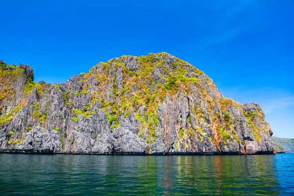 Filipinler Palawan Adası Ndaki Nido Vilayetinde Denizdeki Güzel Dağ Uçurumunun — Stok fotoğraf