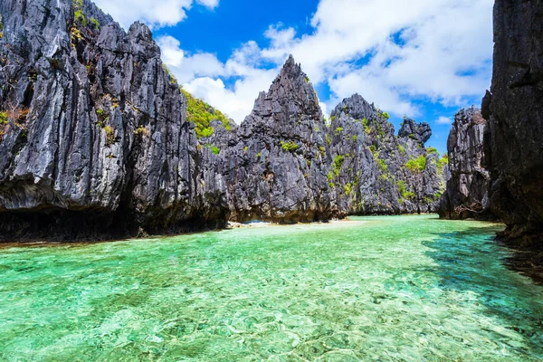 美しい山の崖とラグーンの風景 フィリピンのパラワン島のエルニド省 — ストック写真