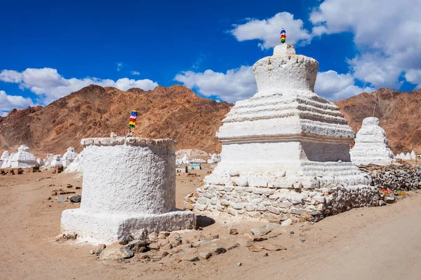 印度北部拉达克Leh附近Shey村的一个Tibetan风格的佛教佛教修道院 Shey修道院的白色佛塔 — 图库照片