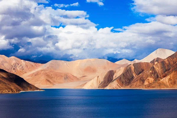 Pangong Tso 或盘松湖 Pangong Lake 是喜马拉雅山脉的一个内陆湖泊 从印度的拉达克一直延伸到中国的西藏 — 图库照片