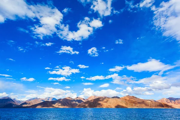 Pangong Tso 或盘松湖 Pangong Lake 是喜马拉雅山脉的一个内陆湖泊 从印度的拉达克一直延伸到中国的西藏 — 图库照片