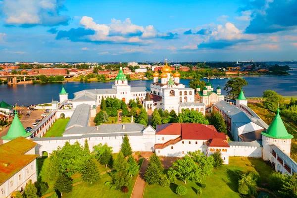 Ipatievsky Monastery Ipatiev Monastery Hypatian 파노라마 Ipatievsky 코스트로마 코스트로마 강둑에 — 스톡 사진