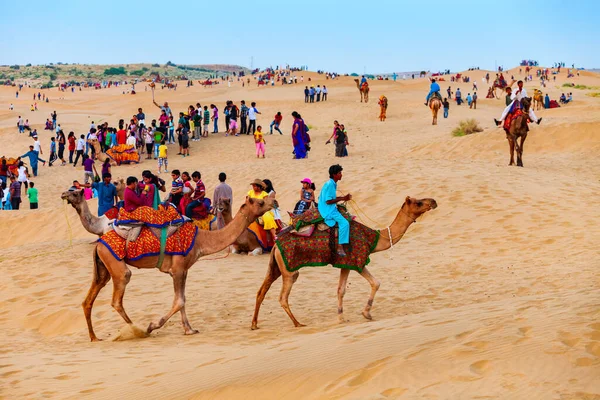 Jaisalmer Índia Outubro 2013 Pessoas Camelos Uniformizados Safári Deserto Thar — Fotografia de Stock