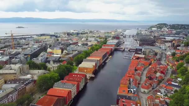 Coloridas casas antiguas vista aérea, Trondheim — Vídeo de stock