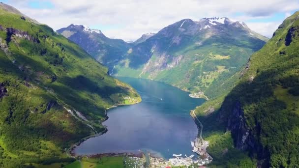 Geiranger em Geirangerfjord vista aérea, Noruega — Vídeo de Stock