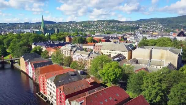 Πολύχρωμα παλιά σπίτια εναέρια θέα, Trondheim — Αρχείο Βίντεο