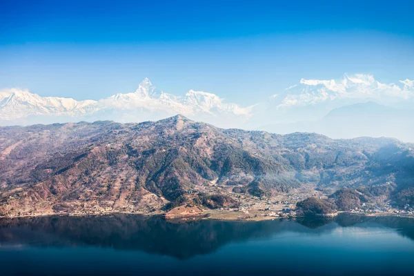 Phewa-meer en Annapurna — Stockfoto
