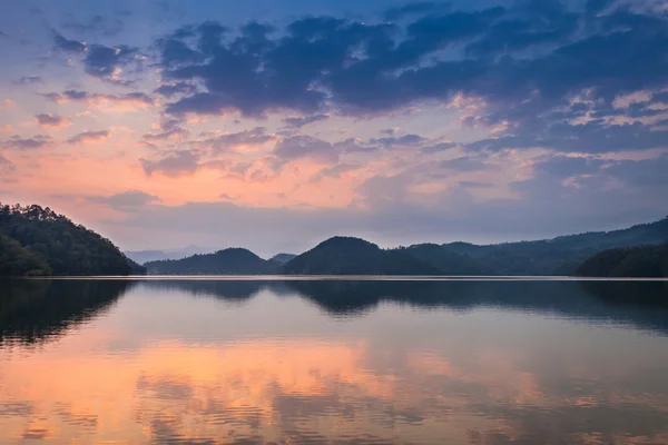 Захід сонця на Begnas озеро — стокове фото