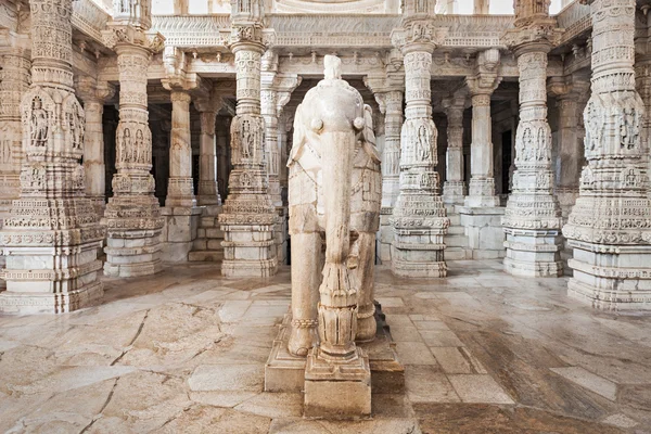 Интерьер храма Ранакпур — стоковое фото