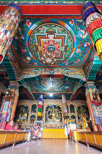 Dentro do templo budista — Fotografia de Stock
