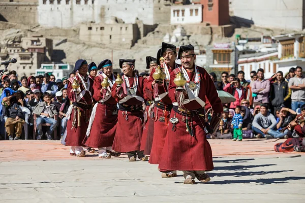 Niezidentyfikowane artystów w strojach Ladakhi — Zdjęcie stockowe