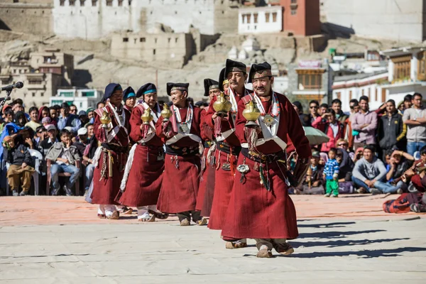 Oidentifierade konstnärer i ladakhiska kostymer — Stockfoto