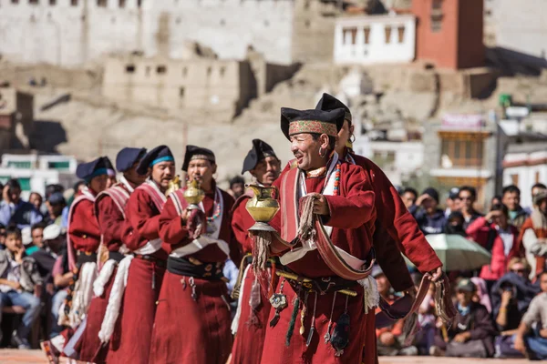 Oidentifierade konstnärer i ladakhiska kostymer — Stockfoto