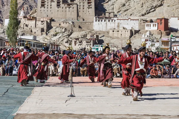 Oidentifierade konstnärer i ladakhiska kostymer — Stockfoto