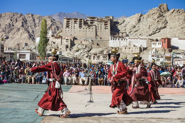 Oidentifierade konstnärer i ladakhiska kostymer — Stockfoto