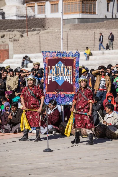 Niezidentyfikowane artystów w strojach Ladakhi — Zdjęcie stockowe