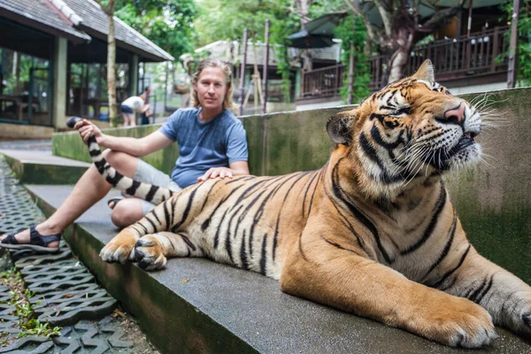 Cara abraçando tigre — Fotografia de Stock