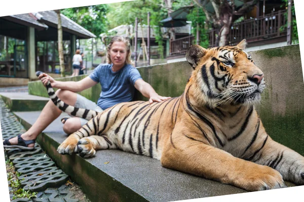 Guy hugging tiger — Stock Photo, Image