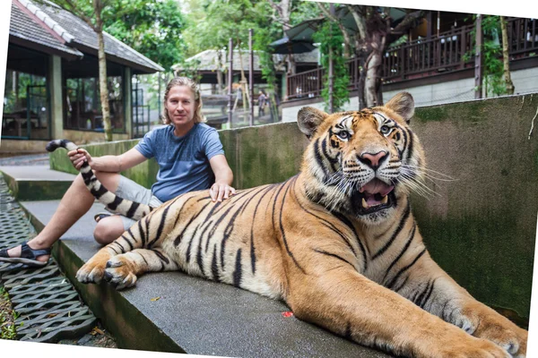 Kerel knuffelende tijger — Stockfoto