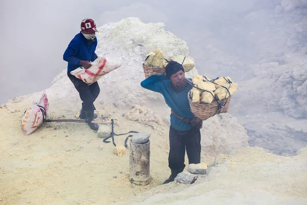 Sulfur miners — ストック写真