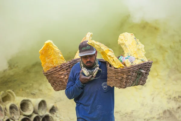 Mineros de azufre no identificados —  Fotos de Stock