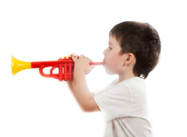 trompet oynayan bir çocuk portresi