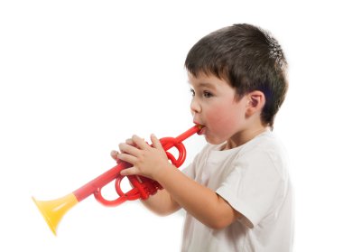 trompet oynayan bir çocuk portresi