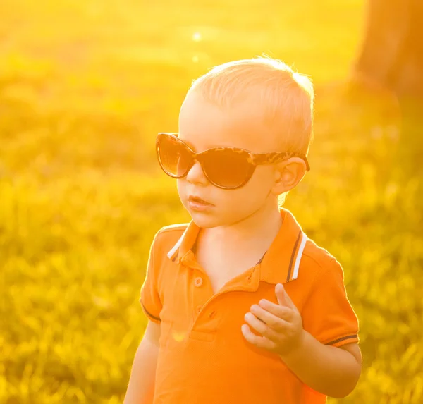 Pomarańczowy nastrój pozostawiając letnich dla dzieci — Zdjęcie stockowe