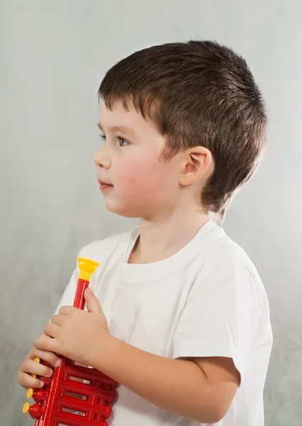 Портрет мальчика, играющего на трубе — стоковое фото