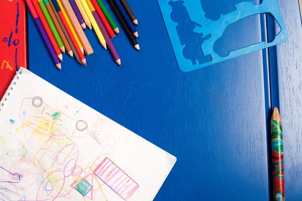 Bleistifte, Schablone, Papier, Zeichnung liegen auf einem Tisch Stockfoto