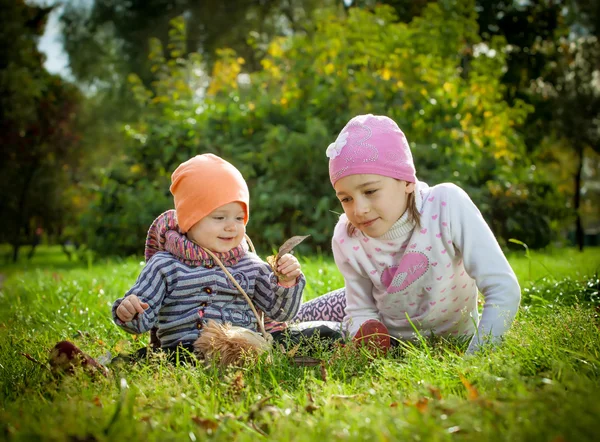 A menina com a idade de 1 ano ao ar livre. queda — Fotografia de Stock