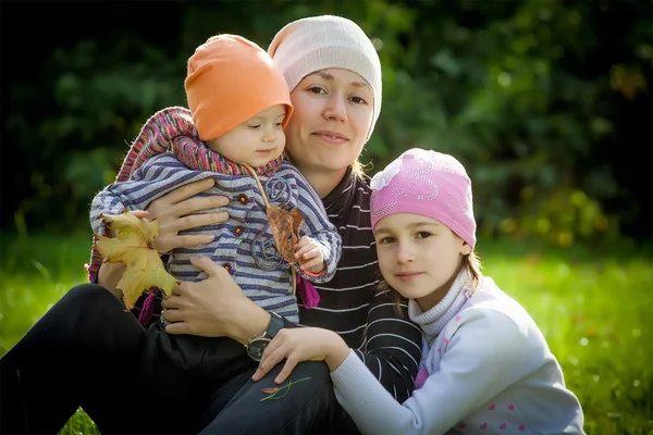 Flickan vid en ålder av 1 år utomhus. höst — Stockfoto