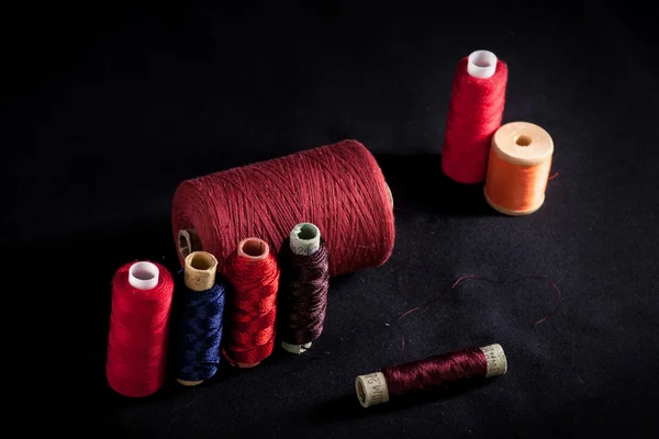 Spools of thread of black and red — Stock Photo, Image