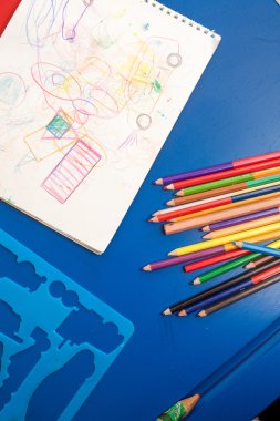 kalemler, şablon, kağıt, yalan bir masada çizim