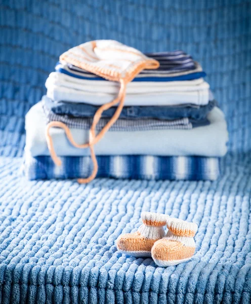 Ainda vida de roupa tricotada recém-nascido — Fotografia de Stock