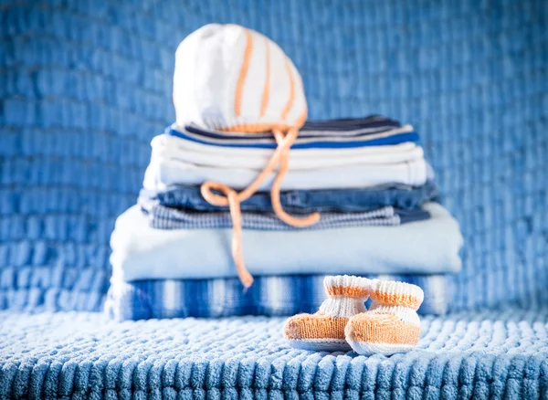 Ainda vida de roupa tricotada recém-nascido — Fotografia de Stock